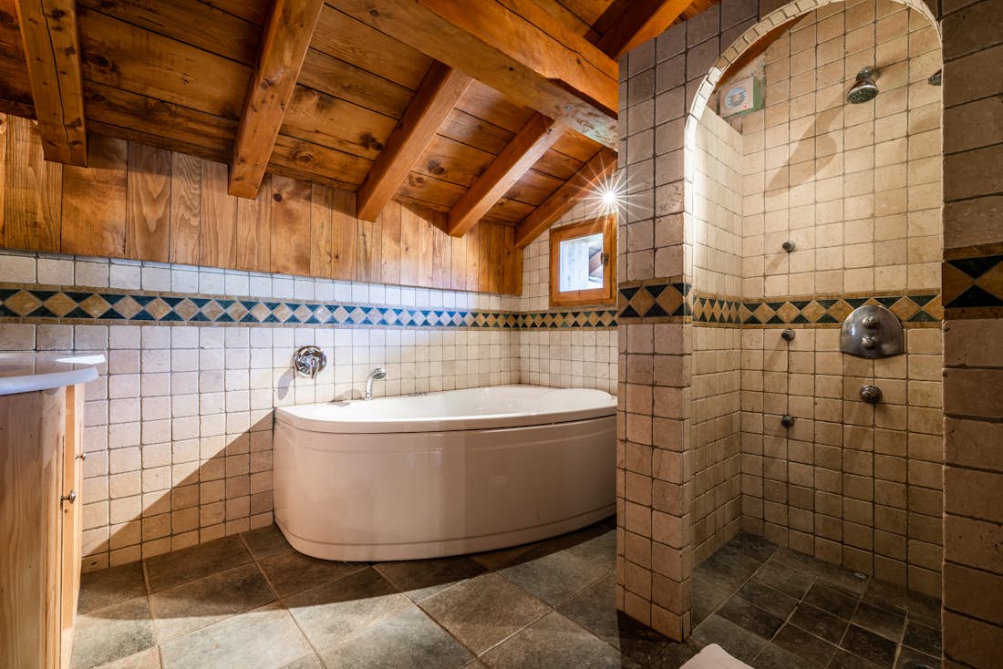 Exquisite bathroom opulent bathtub ski Chalet Chu Lo Dou Courchevel Le Praz
