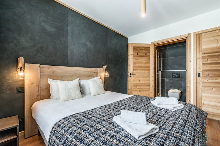 Luxury double ensuite bedroom ski in ski out apartment Jugans Alpe d'Huez