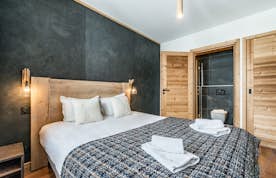 Chambre double moderne salle de bain appartement Juglans Alpe d'Huez