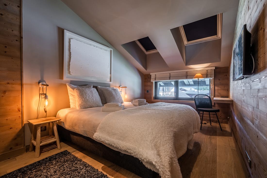 Les Gets accommodation - Apartment Merbau - Cosy double bedroom with landscape views at ski in ski out apartment Merbau Les Gets