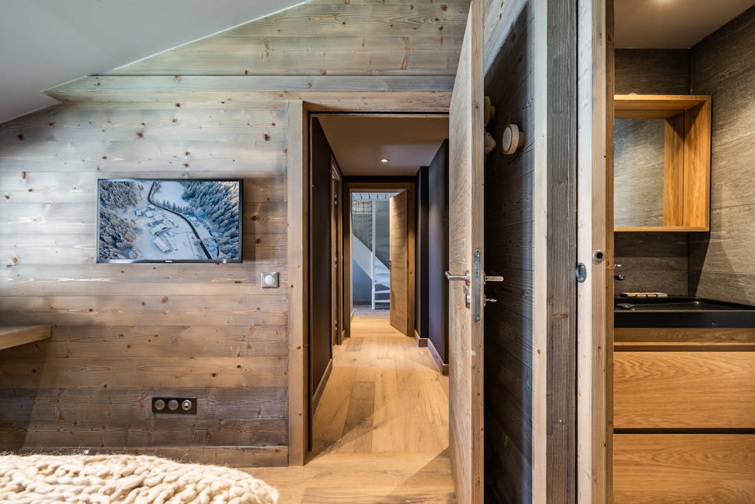 Wooden-style double ensuite bedroom entrance family apartment Merbau Les Gets