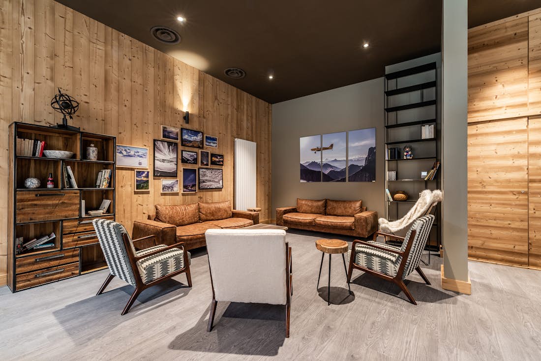 Alpe d’Huez location - Appartement Fagus - Lounge commun avec sièges en cuir dans résidence de luxe à l'appartement Fagus à l'Alpe d'Huez