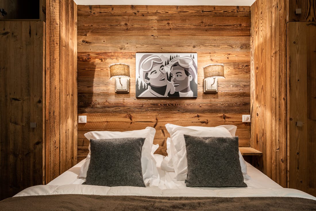 Courchevel accommodation - Apartment Moabi - Nicely decorated double bedroom with bathroom in luxury apartment Moabi Courchevel Le Praz