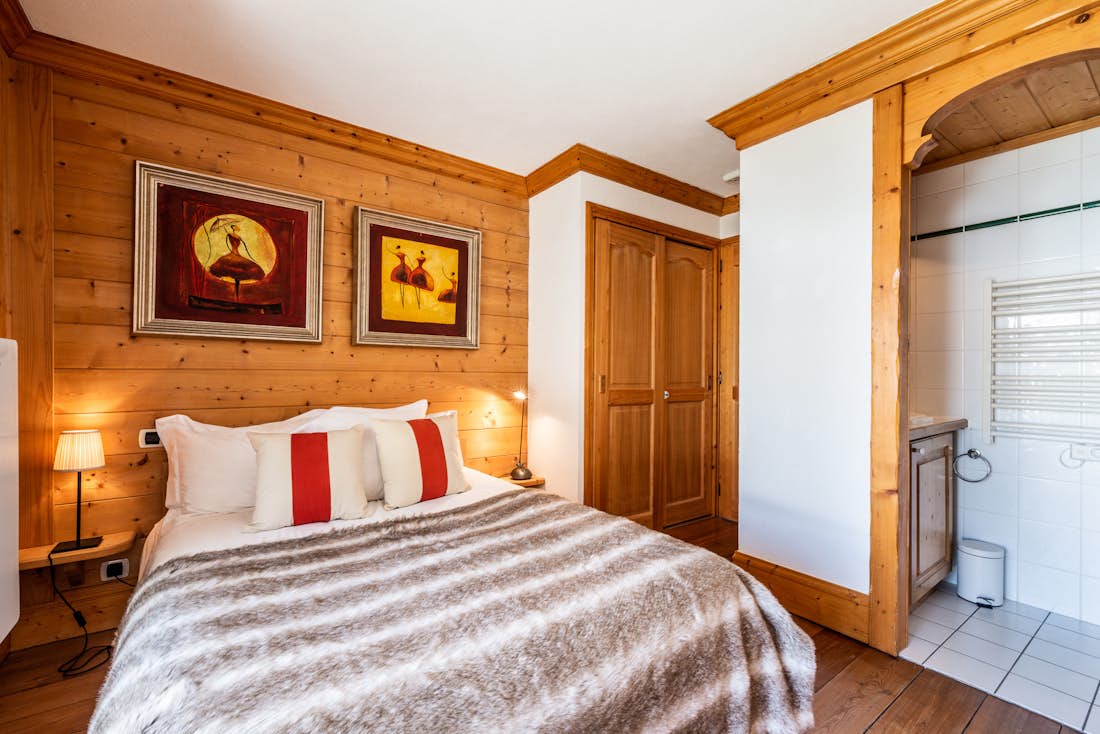 Bright double ensuite bedroom ski in ski out apartment Mirador 1850 A Courchevel 1850