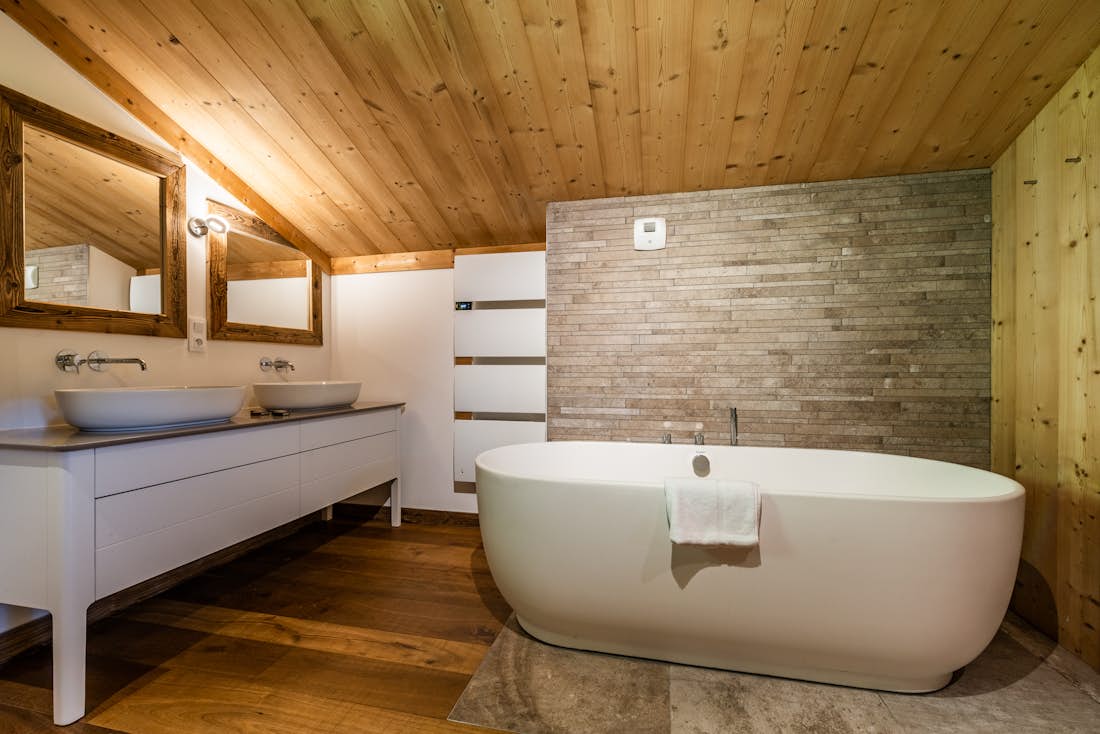 Exquisite bathroom bathtub family apartment Tahoe Les Gets