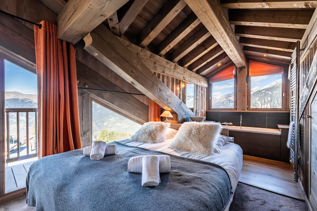 Courchevel accommodation - Apartment Tiama - Cosy double bedroom with landscape views at ski apartment Tiama Courchevel 1850