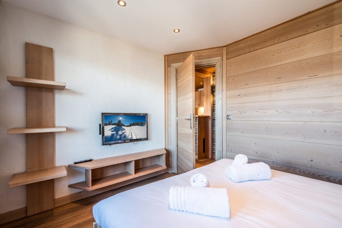 Modern double ensuite bedroom ski in ski out apartment Itauba Courchevel 1850