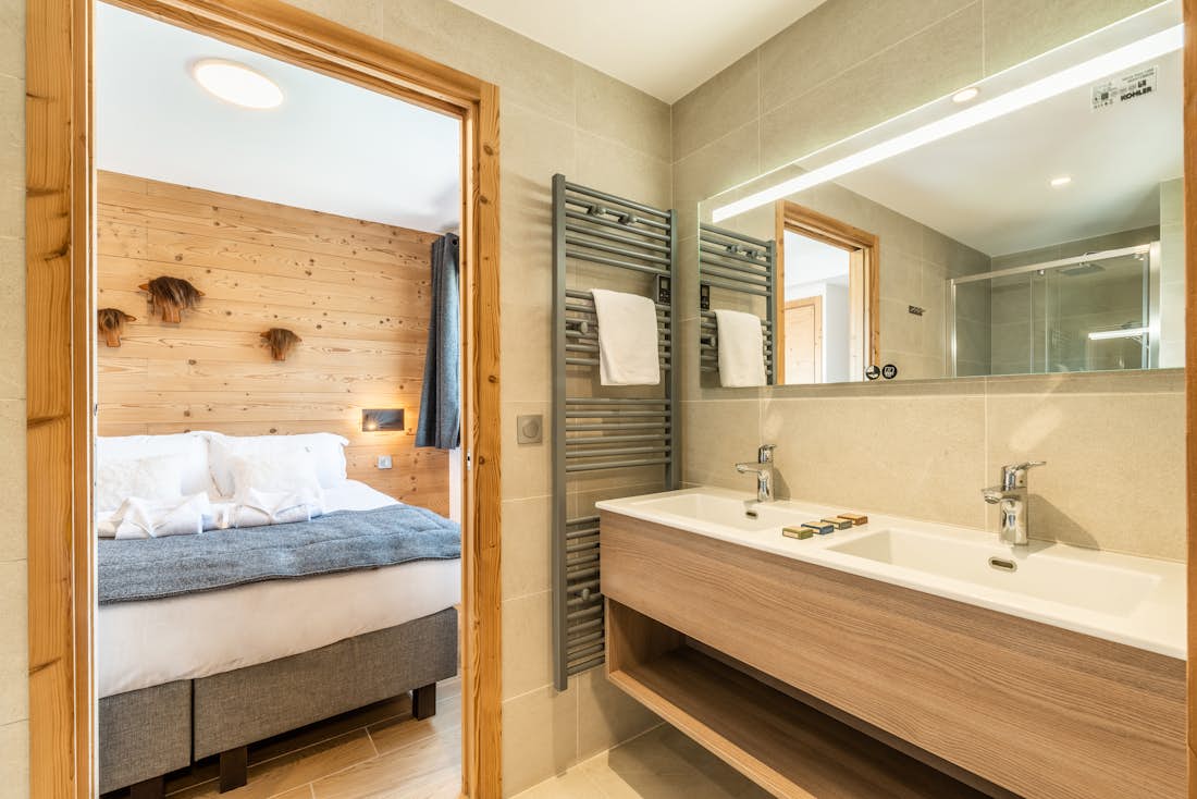 Chambre double moderne salle de bain  Lizay duplex apartment de luxe familial Morzine