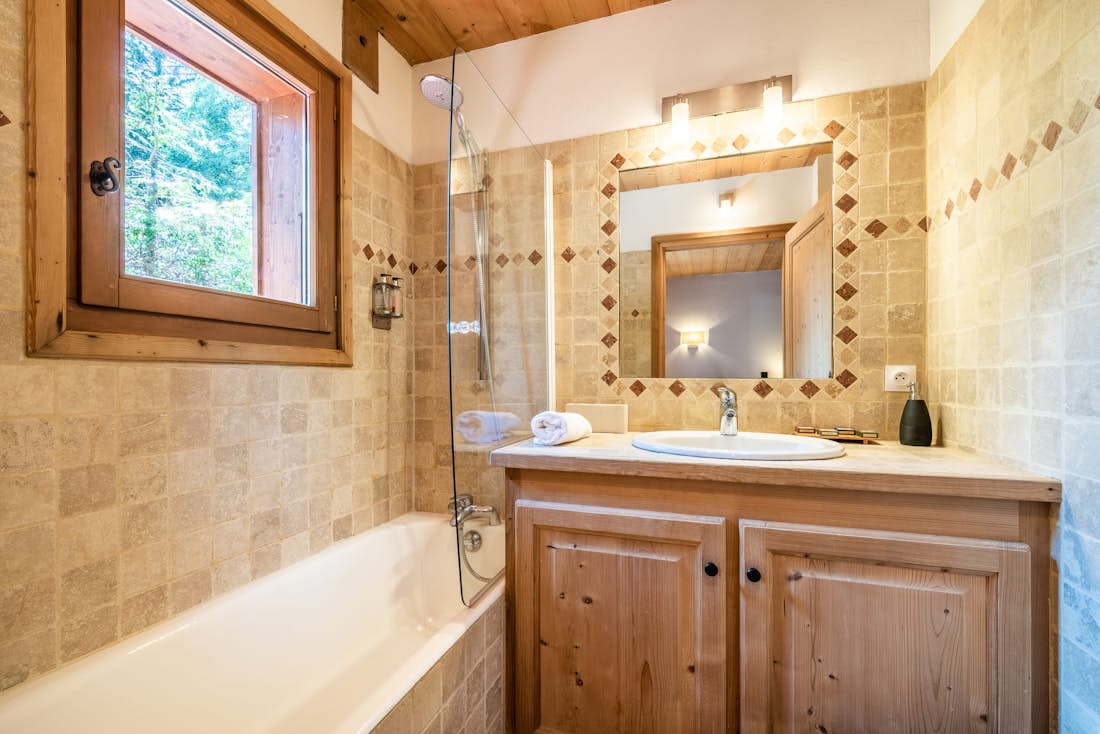 Chamonix accommodation - Chalet Olea  - Bathroom with amenities ski chalet Olea Chamonix