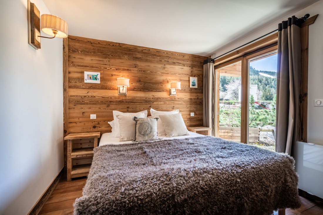 Courchevel accommodation - Apartment Moabi - Luxury double ensuite bedroom at ski in ski out apartment Moabi Courchevel Le Praz