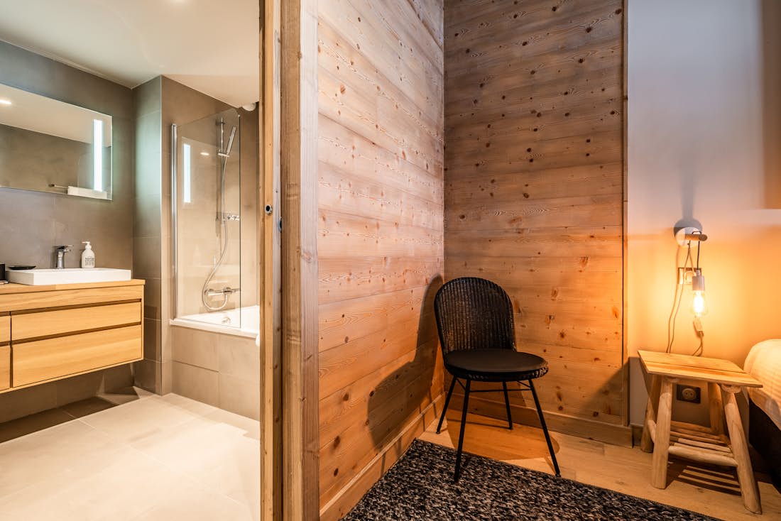 Belle salle de bain moderne commodités appartement familial de luxe Merbau Les Gets