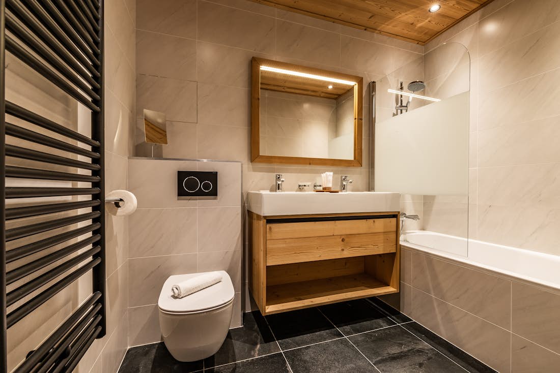 Salle de bain de luxe avec douche et baignoire Appartement Sorbus à l'Alpe d'Huez