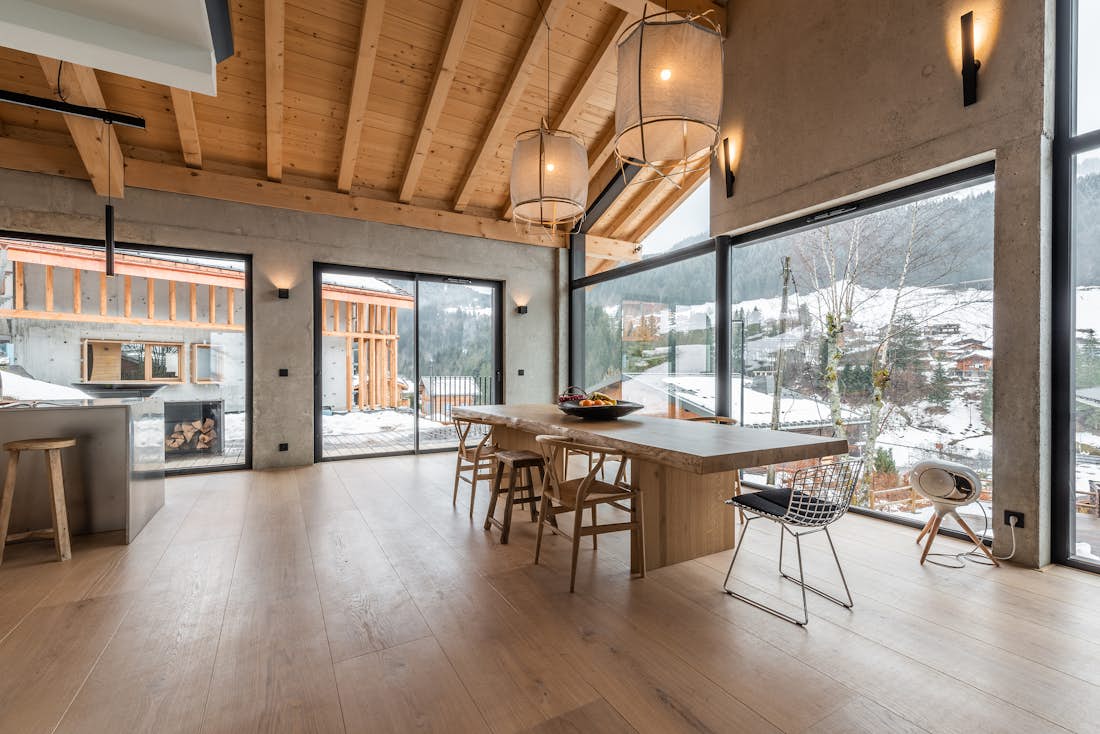 Morzine accommodation - Chalet Nelcote - Spacious dining room with mountain views in family chalet Nelcôte Morzine