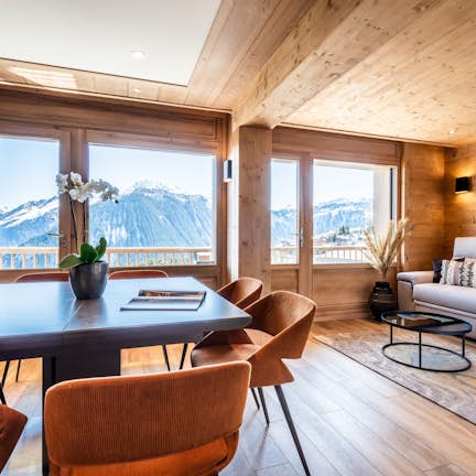 Beautiful open plan dining room ski in ski out apartment Itauba Courchevel 1850