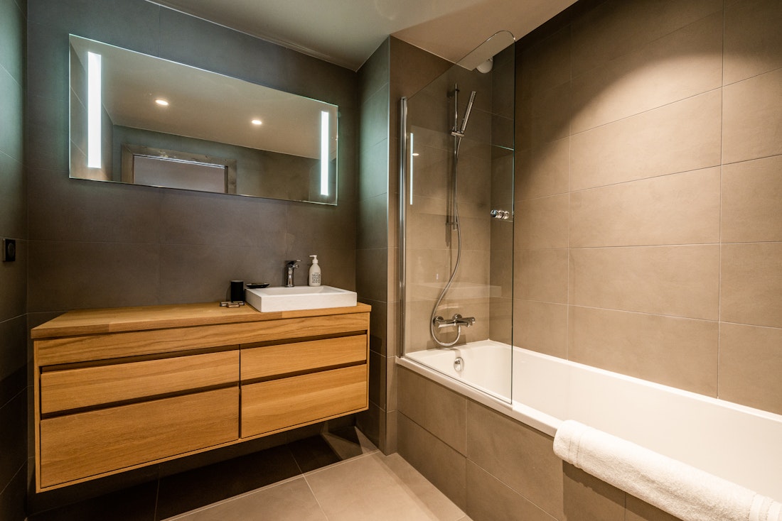 Exquisite bathroom bathtub ski in ski out apartment Merbau Les Gets