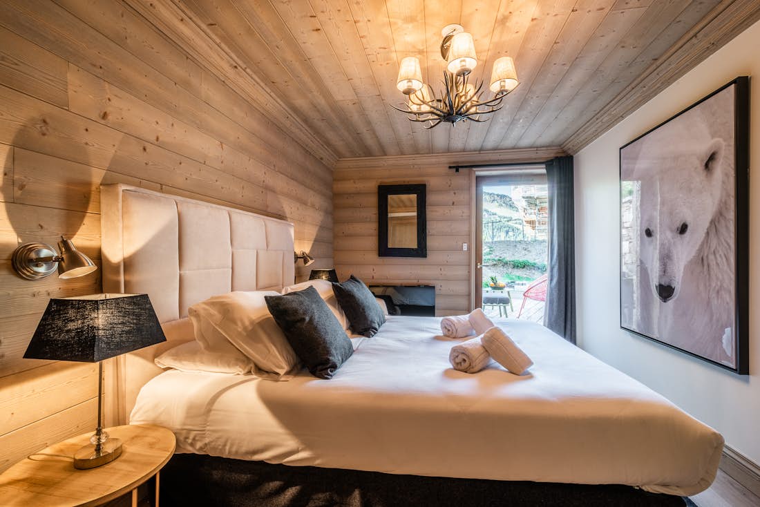 Luxury double ensuite bedroom ski in ski out apartment Padouk Courchevel Moriond