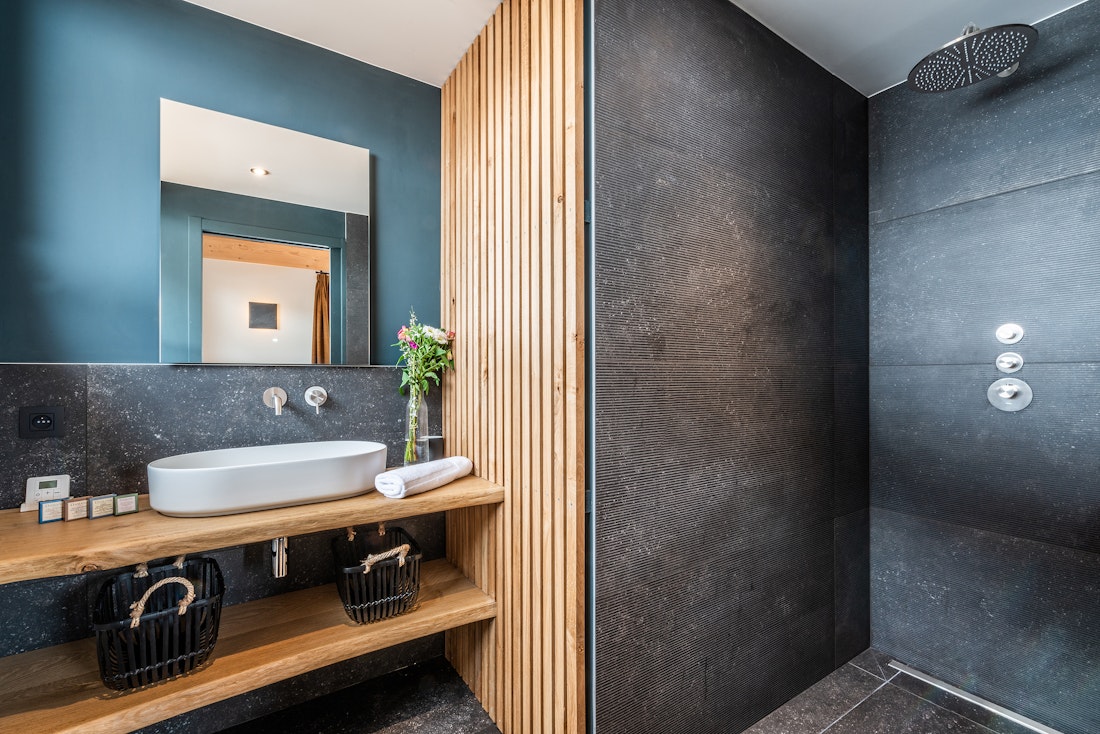 Modern bathroom walk-in shower eco-friendly chalet Nelcôte Morzine