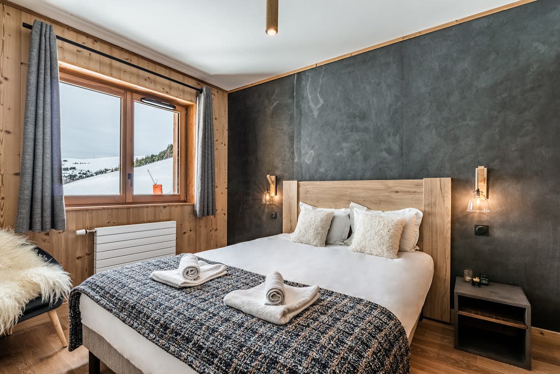 Cosy double ensuite bedroom ski in ski out apartment Thuja Alpe d'Huez