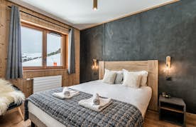 Alpe d’Huez location - Appartement Thuja - Chambre double confortable salle de bain appartement Thuja Alpe d'Huez