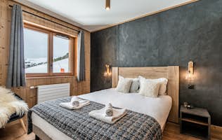 Alpe d’Huez location - Appartement Thuja - Chambre double confortable salle de bain appartement Thuja Alpe d'Huez
