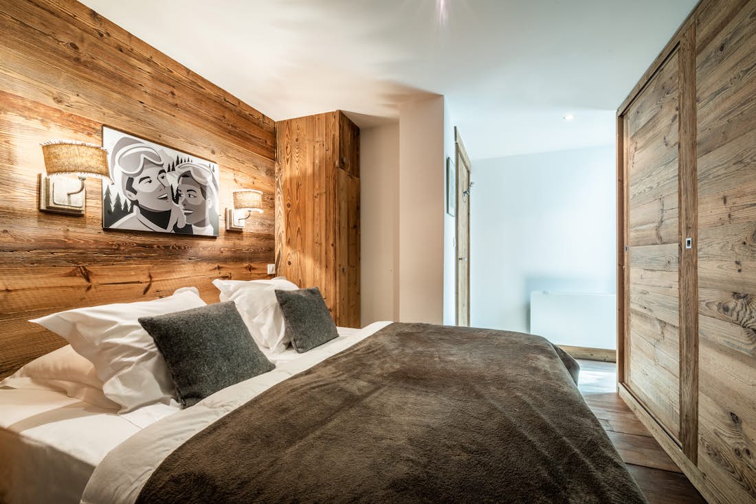 Courchevel accommodation - Apartment Moabi - Modern bathroom with walk-in shower at ski in ski out apartment Moabi Courchevel Le Praz
