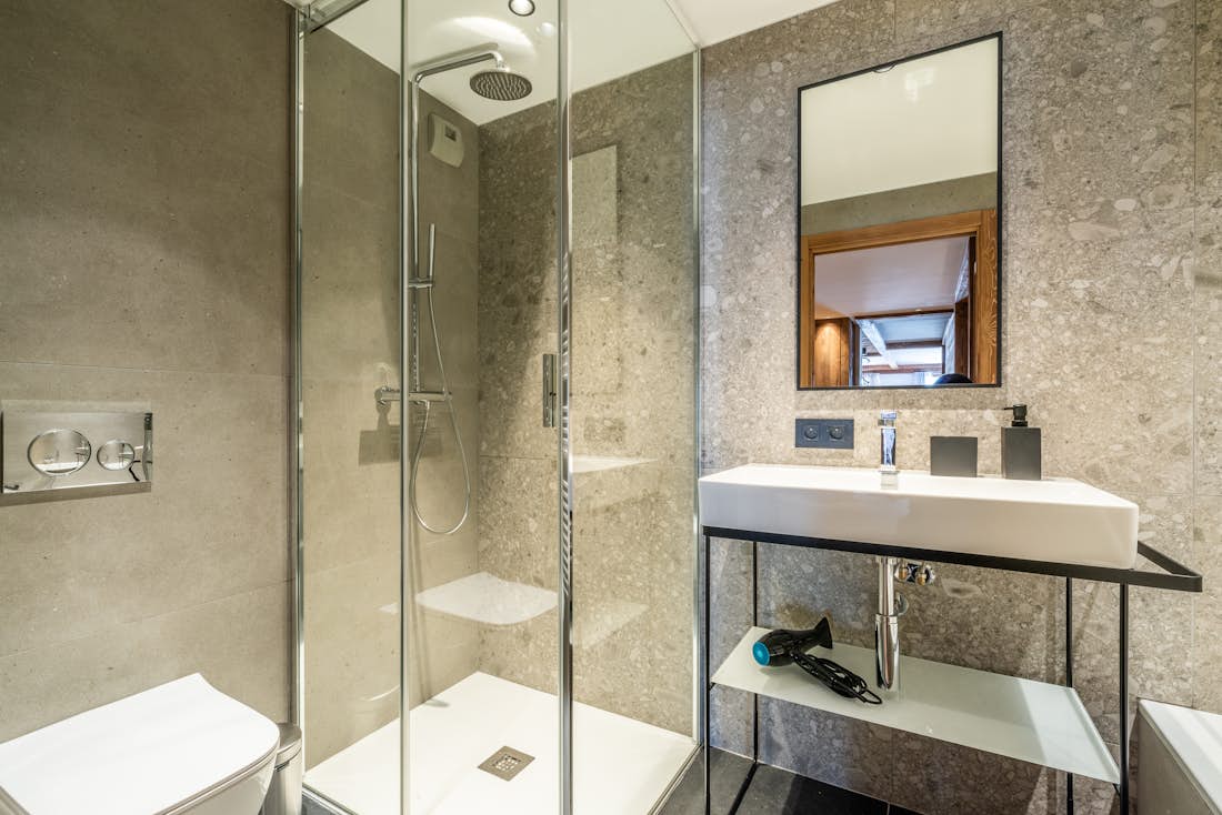 Salle de bain moderne douche à l'italienne appartement familial Ophite Méribel