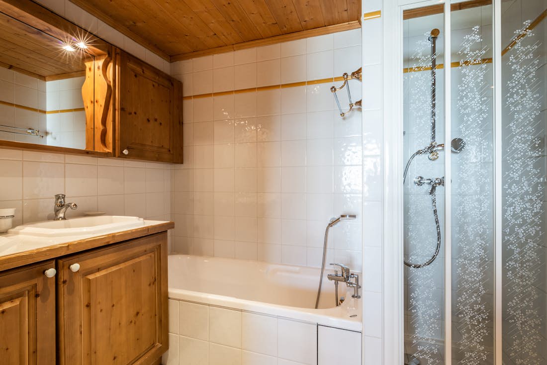 Modern bathroom walk-in shower ski in ski out apartment Mirador 1850 A Courchevel 1850