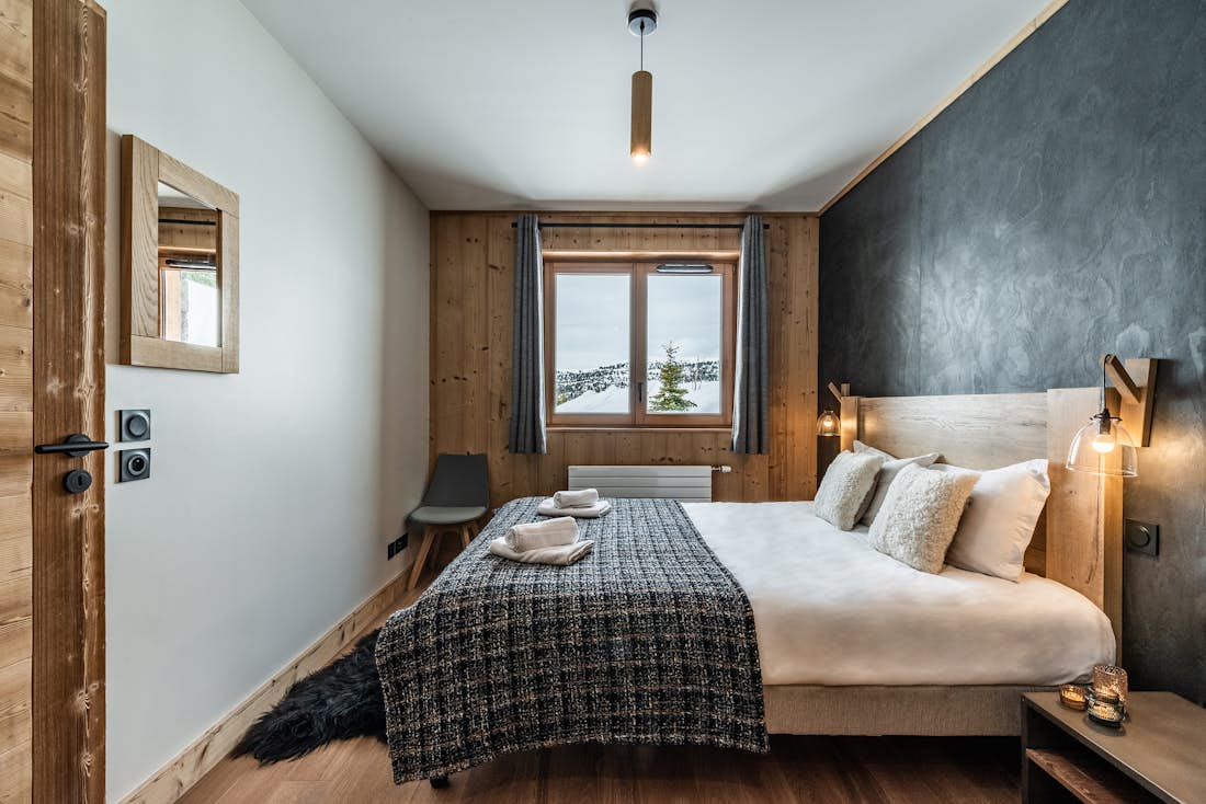 Cosy double ensuite bedroom ski in ski out apartment Juglans Alpe d'Huez