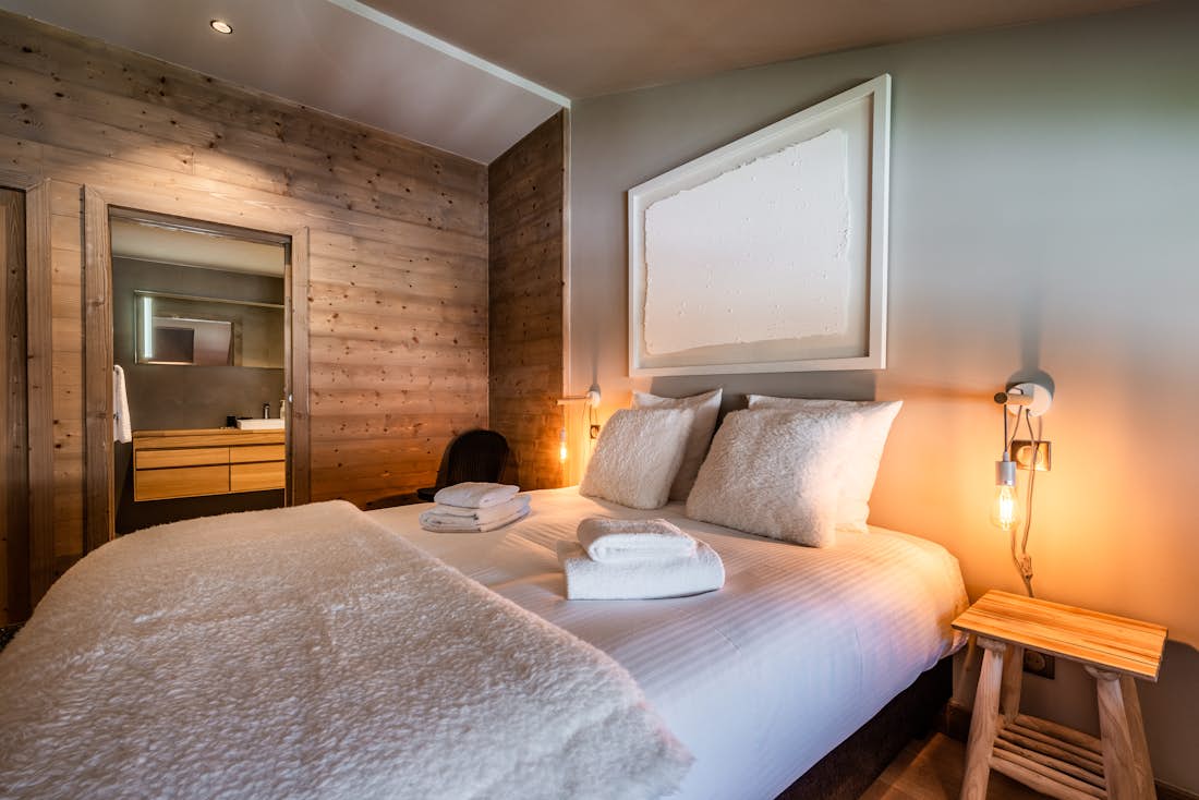 Superbe chambre double moderne salle de bain  Merbau appartement familial de luxe Les Gets