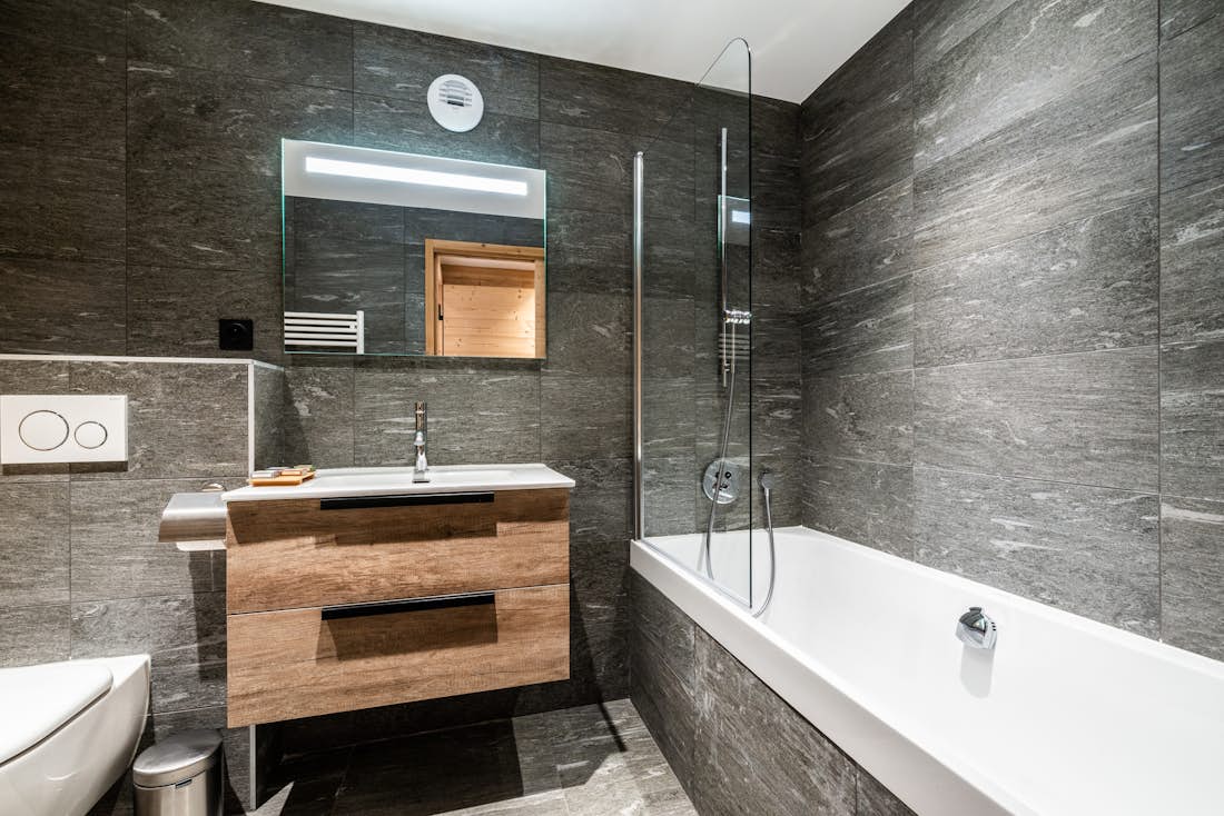 Luxury ensuite bathroom with bath tub in ski in ski out apartment Tamboti Alpe d'Huez