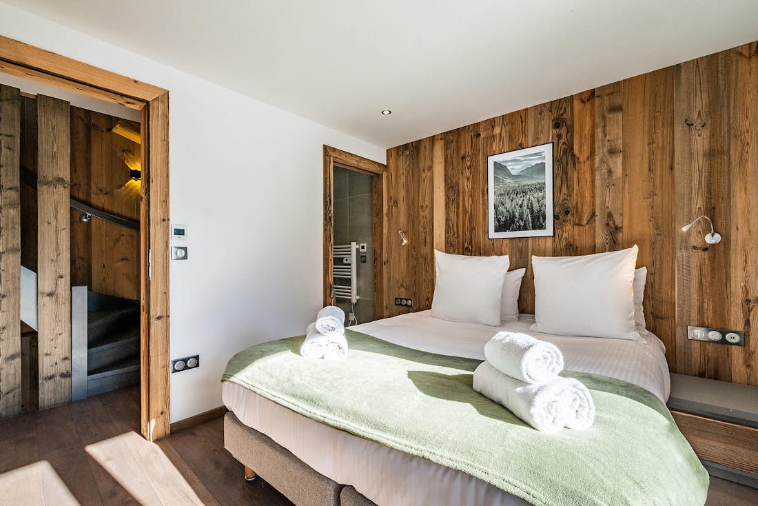 Chambre double spacieuse nombreux placards vue paysage chalet familial Badi Chamonix
