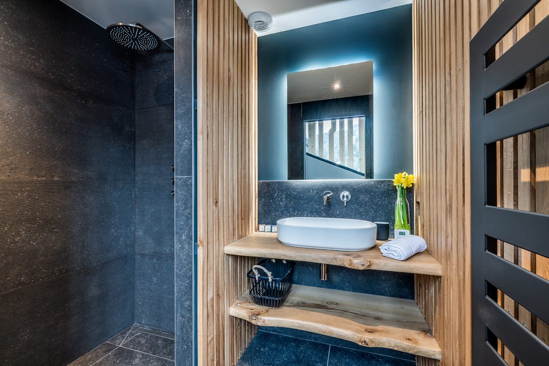 Salle de bain moderne douche à l'italienne serviettes chalet Nelcôte Morzine
