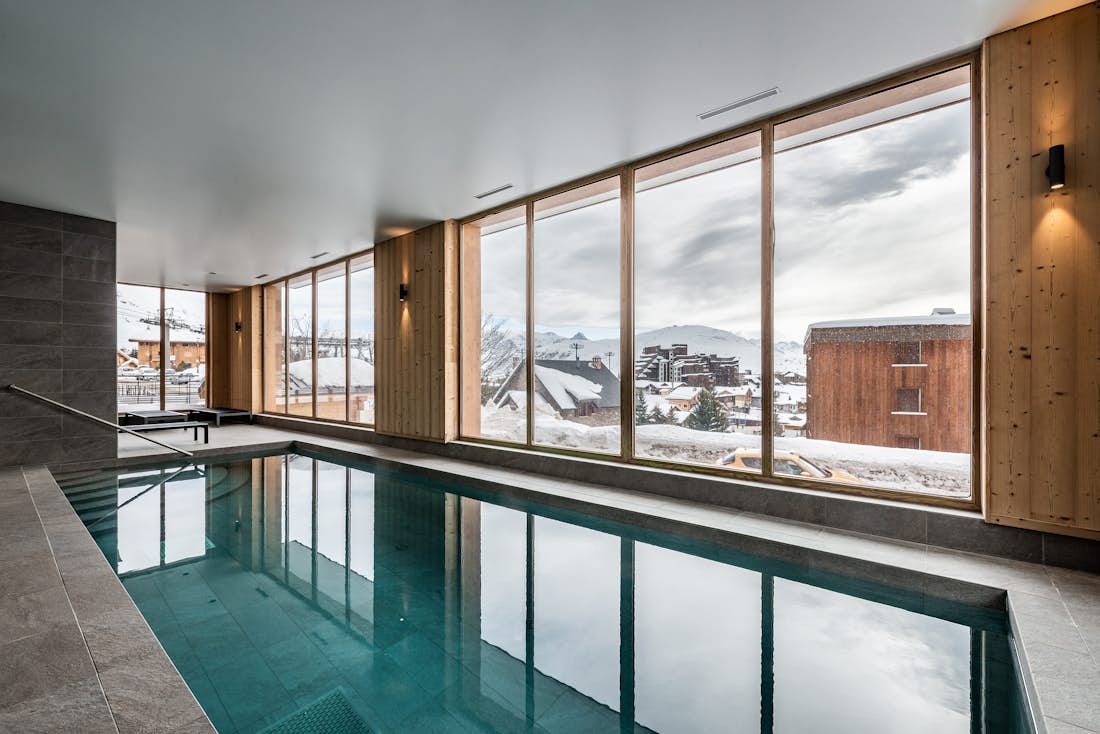 Alpe d’Huez accommodation - Apartment Thuja - Communal heated pool at the luxurious residence of apartment Thuja in Alpe d'Huez