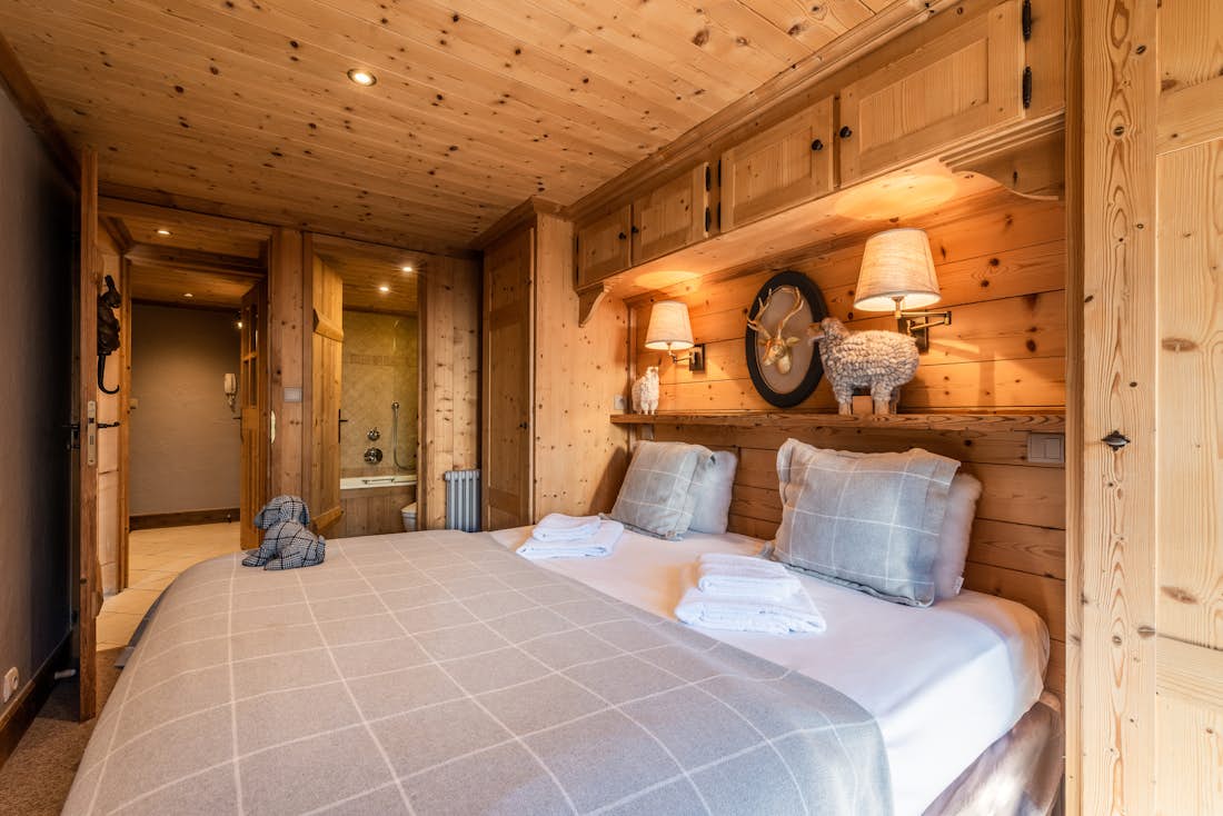 Magnifique chambre double confortable salle de bain appartement de luxe ski Garapa Morzine