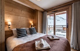 Chambre en suite 1 avec draps et serviettes propres à la location Wapa à l'Alpe d'Huez [Need_Transalte]