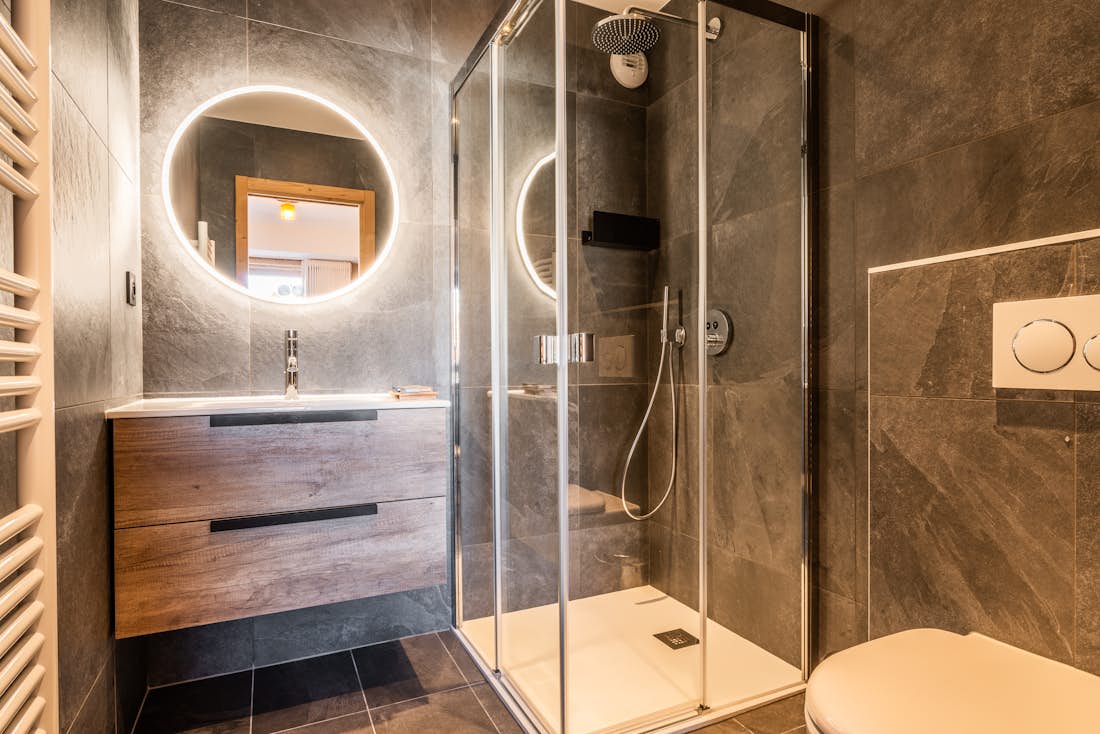 Alpe d’Huez accommodation - Apartment Sipo - Modern bathroom with walk-in shower at family apartment Sipo Alpe d'Huez