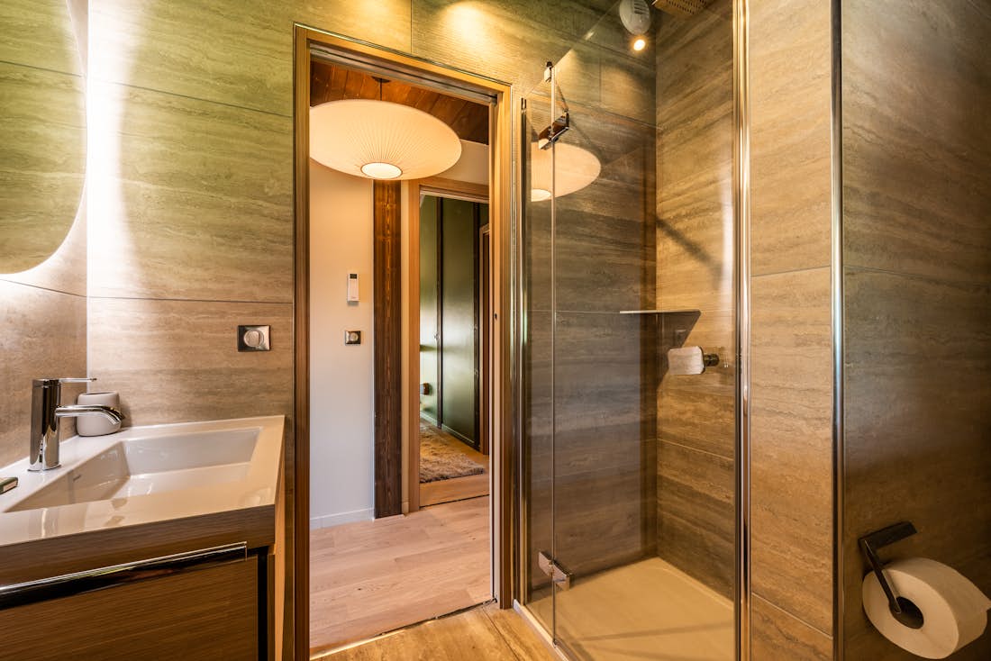 Chambre double moderne salle de bain  Cipolin chalet de luxe ski La Cote d'Arbroz