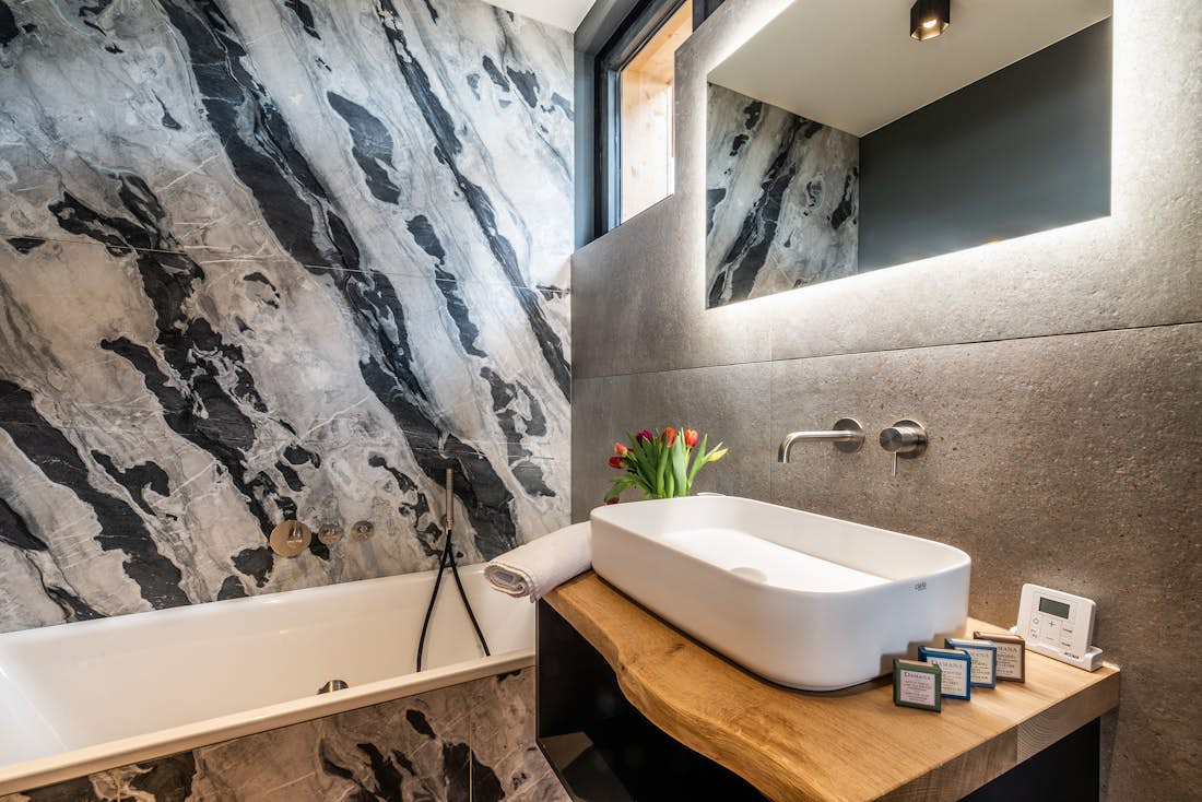 Morzine location - Chalet Nelcôte - Salle de bain moderne avec une baignoire dans chalet Nelcôte à Morzine