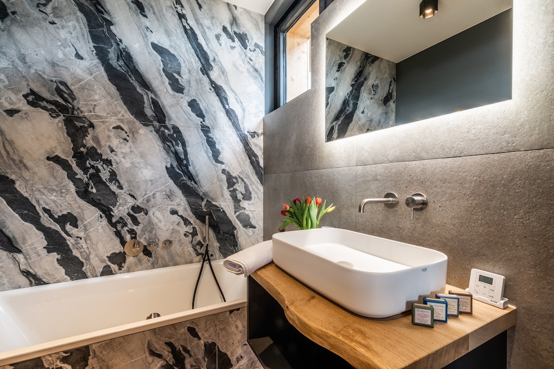 Modern bathroom bathtub eco-friendly chalet Nelcôte Morzine