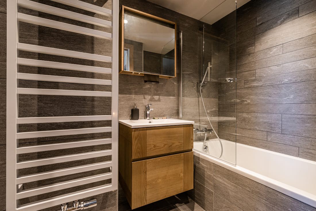 Spectaculaire salle de bain baignoire de luxe appartement de luxe aux pieds des pistes Merbau Les Gets