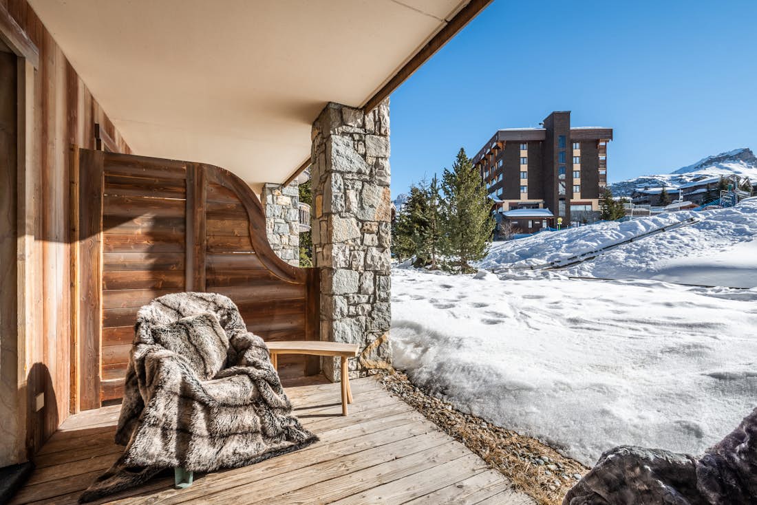 Courchevel accommodation - Apartment Mirador 1850 B - Large terrace with landscape views in ski in ski out apartment Mirador 1850 B Courchevel 1850
