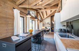 Exceptionnelle cuisine contemporaine design appartement de luxe Merbau aux pieds des pistes Les Gets