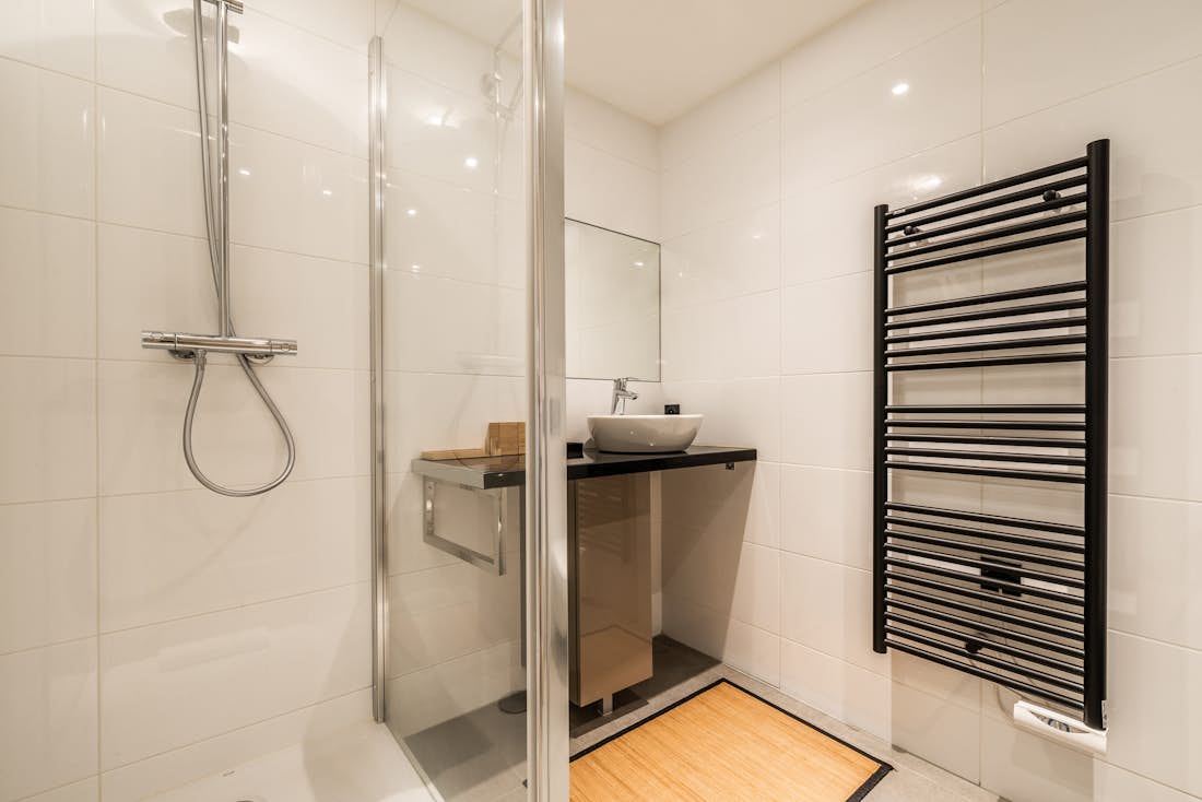 Courchevel location - Appartement Padouk - Salle de bain moderne avec une douche à l'italienne dans appartement de luxe Padouk familial à Courchevel Moriond