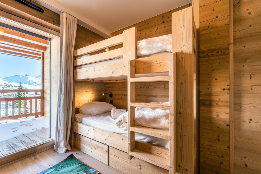 Lumineuse moderne chambre pour enfants vue montagnes appartement de luxe familial Sipo Alpe d'Huez