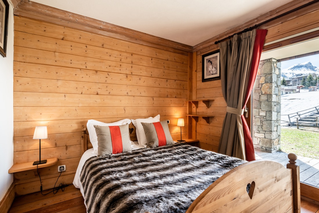 Cosy double bedroom landscape views ski in ski out apartment Mirador 1850 A Courchevel 1850