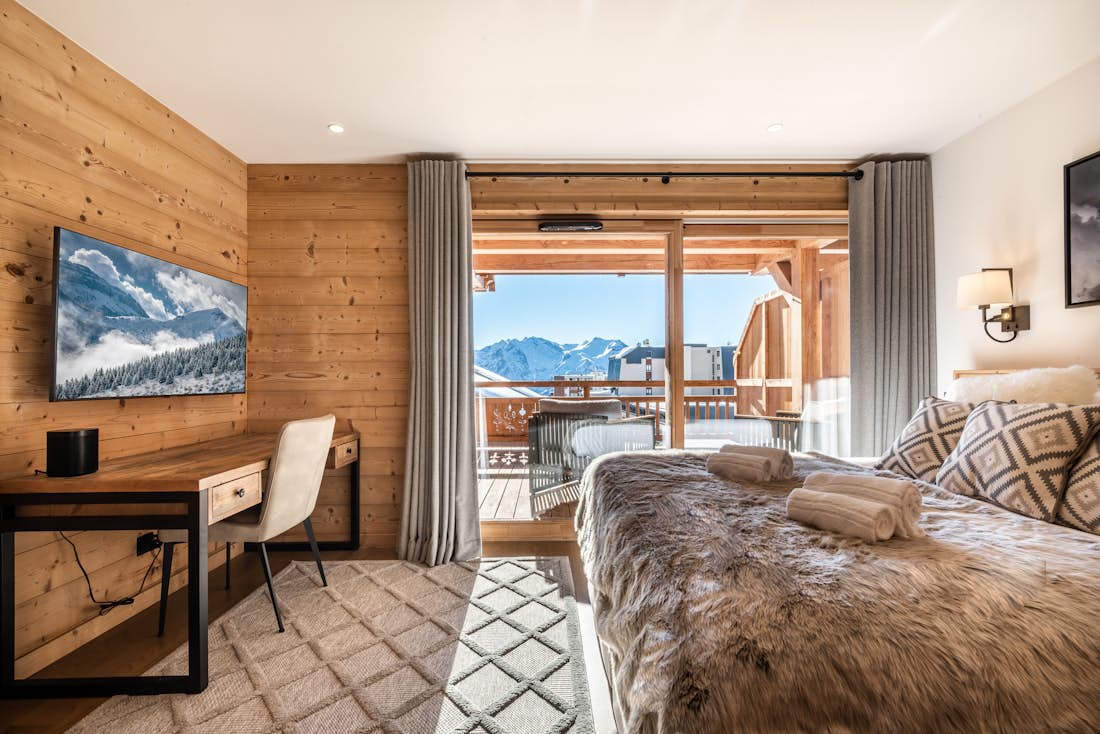 Large luxury double ensuite bedroom terrace ski in ski out apartment Tamboti Alpe d'Huez