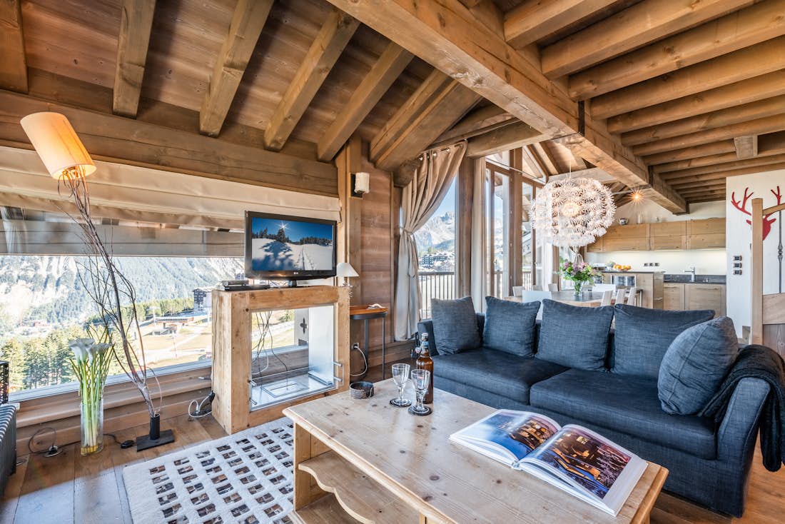 Courchevel accommodation - Apartment Tiama - Spacious alpine living room with outdoor views in luxury family apartment Tiama Courchevel 1850
