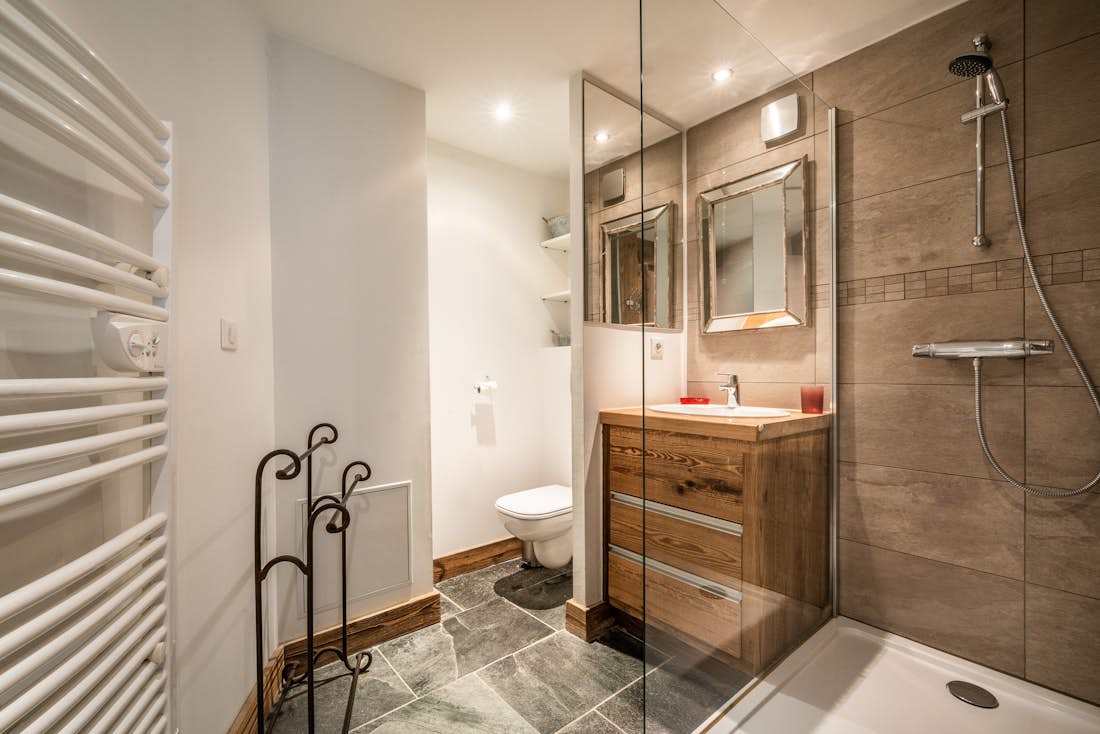 Luxueuse salle de bain douche à l'italienne appartement familial Moabi Courchevel Le Praz