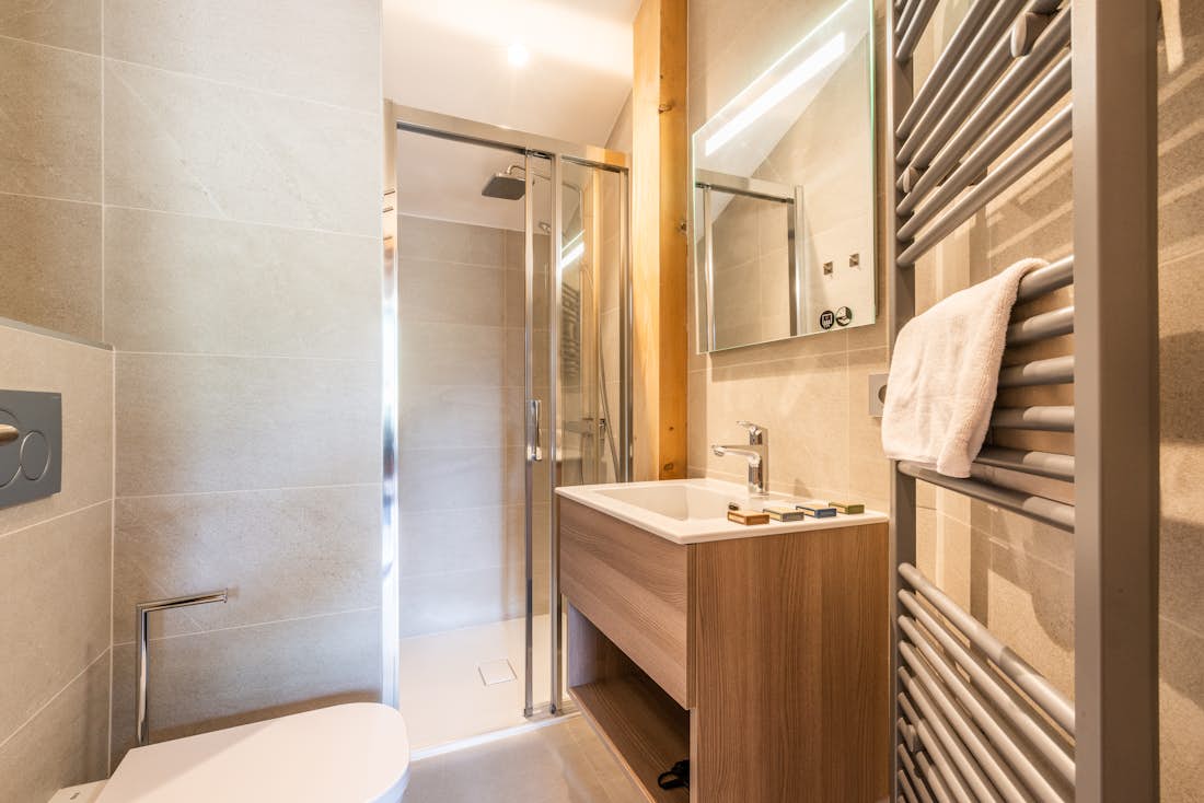 Morzine accommodation - Apartment Lizay - Modern bathroom with walk-in shower at family duplex apartment Lizay Morzine