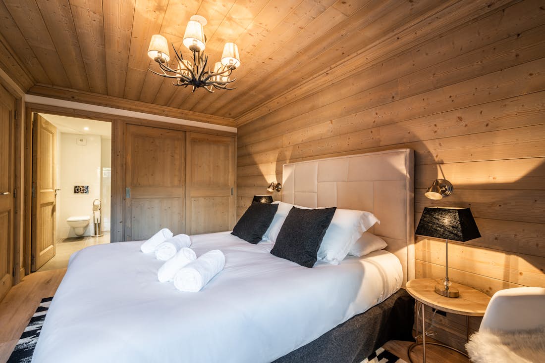 Courchevel accommodation - Apartment Padouk - Bright double bedroom with landscape views at family apartment Padouk Courchevel Moriond